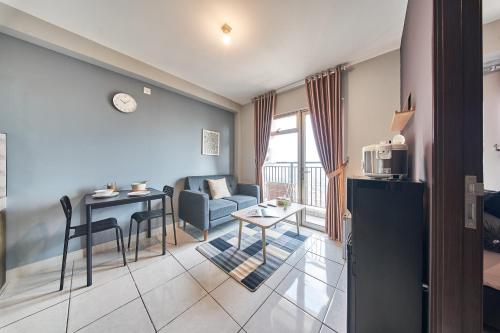 Χώρος καθιστικού στο Mekarwangi Square by Eazystay