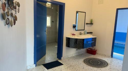 a bathroom with a sink and a shower and a mirror at شالية برفيزا اليونانية دورين in Taif