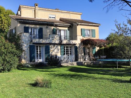 Vaste villa , piscine , garage pour vélos et motos , grand parking