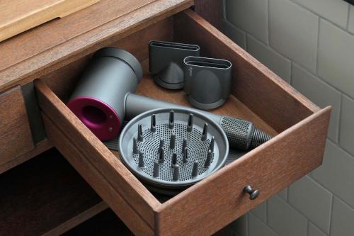 uma gaveta de madeira com vários utensílios de cozinha em Humble Hall em Gulang Yu