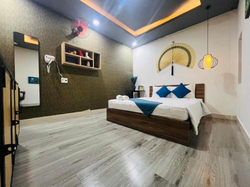 Un dormitorio con una cama grande con almohadas azules. en Hoi An Ancient Town Hostel & Bar, en Hoi An