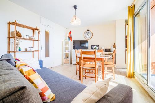 プロムールにあるAppartement bord de plage havre de paixのソファとテーブルのあるリビングルーム