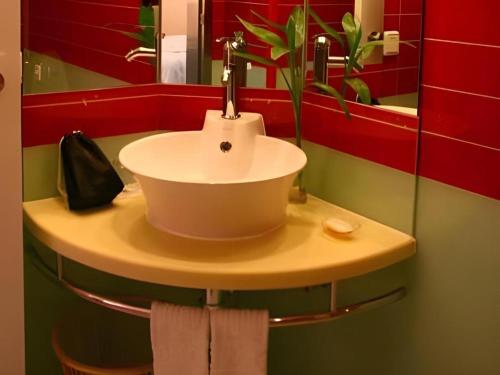 un lavabo con un grifo encima en Tomolo Hotel Wuzhan Branch, en Wuhan