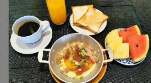 une table garnie d'assiettes de nourriture et d'une tasse de café dans l'établissement The Regent Ubon, à Ubon Ratchathani