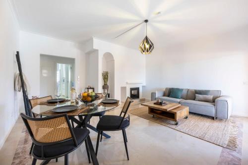 una sala de estar con una mesa y un sofá en Casa Tessa, en Porches