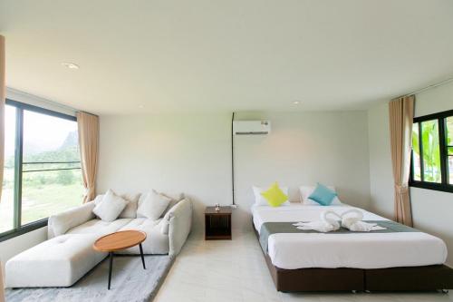 Ένα ή περισσότερα κρεβάτια σε δωμάτιο στο Khaosok River Stone Resort & Camp