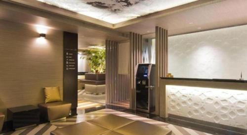 Un vestíbulo de un hotel con una sala de espera en Hotel Ann Tsukiji, en Tokio