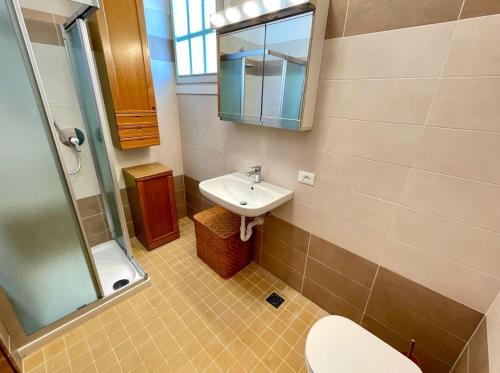 Ένα μπάνιο στο Terraced house with garden and pool