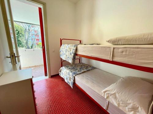 Ένα ή περισσότερα κρεβάτια σε δωμάτιο στο Terraced house with garden and pool