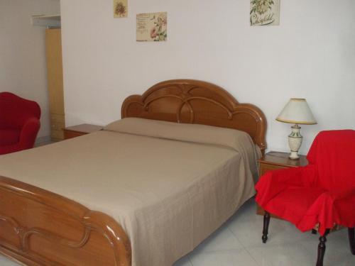 ポッツァッロにあるCasa Tre Roseのベッドルーム1室(ベッド1台、赤い椅子2脚付)