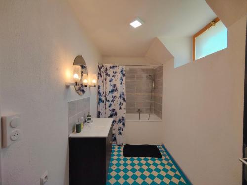 un baño con lavabo y ducha en Mountain Getaway - Nordic Hot Tub, Warmth & Nature, en Bussang