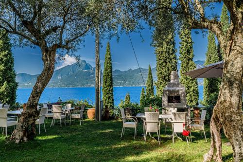 Panoramic Lake View Apartments with Pool & Breakfast