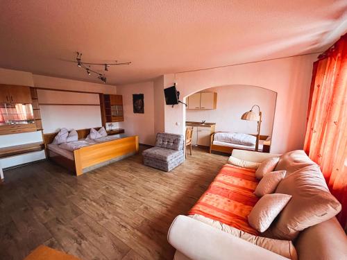 una sala de estar con un sofá y una mesa en Gasthof Söll, 