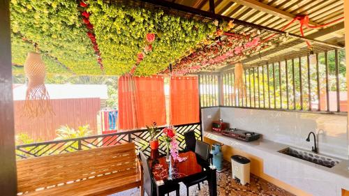 a room with a bench and flowers on the ceiling at Casa La Princesa 1 Family Room with cozy balcony & kitchen in San Jose