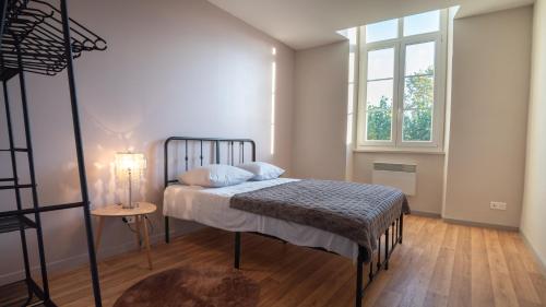 Katil atau katil-katil dalam bilik di Séjour convivial au village 2 chambres