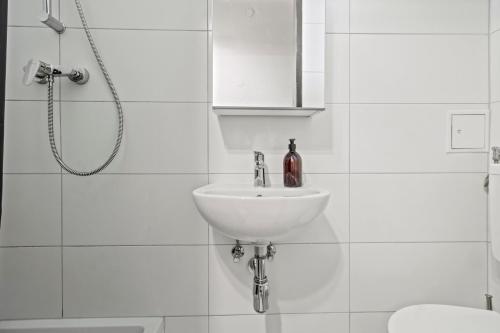Un baño blanco con lavabo y ducha en Near Mainstation I Urban Link I Free Wifi, en Viena