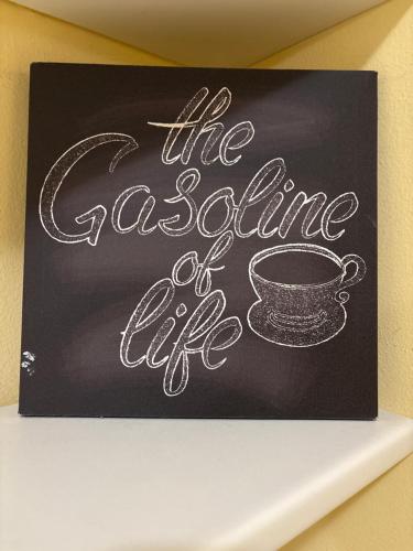 a chalkboard sign that says the tea line of life at Apartament Orio 3 in Orio al Serio