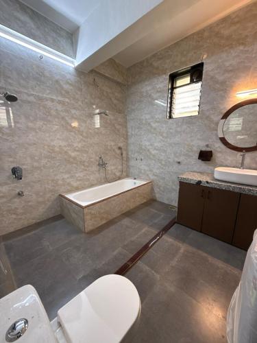 Un baño con bañera, inodoro y lavabo. en Estillo -River touch, Mountain view, en Mundhwa