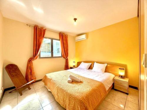 Una cama o camas en una habitación de La Villa Copernic, Piscine et Vue Océan