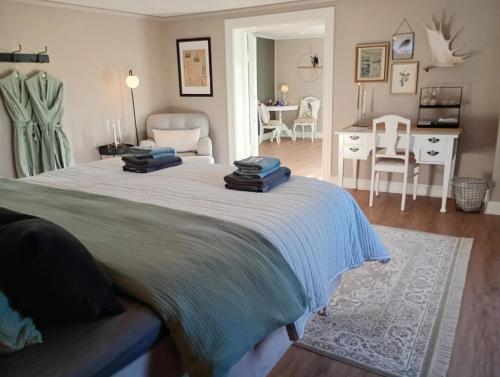ein Schlafzimmer mit großem Bett und ein Wohnzimmer in der Unterkunft B&B Rutgården in Norberg