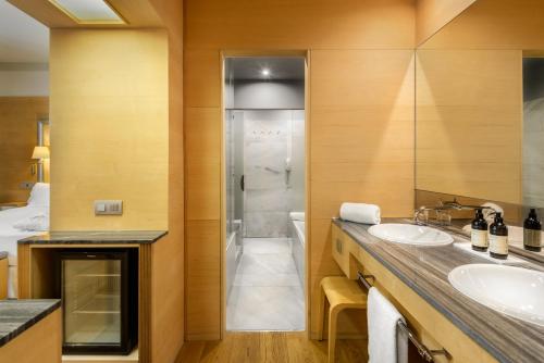 a bathroom with two sinks and a shower at Gran Hotel – Balneario de Panticosa in Panticosa