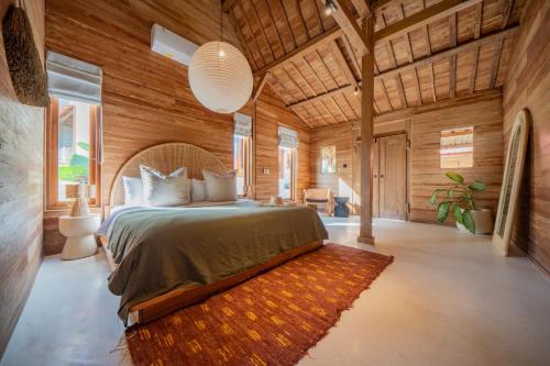 En eller flere senge i et værelse på Villa Santai Padonan