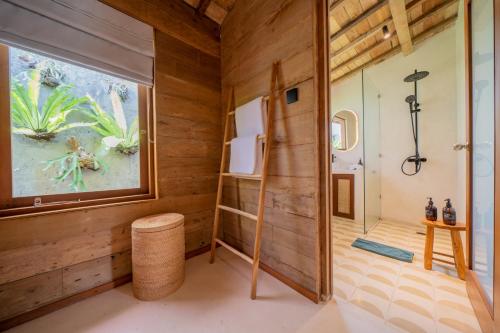 Et badeværelse på Villa Santai Padonan