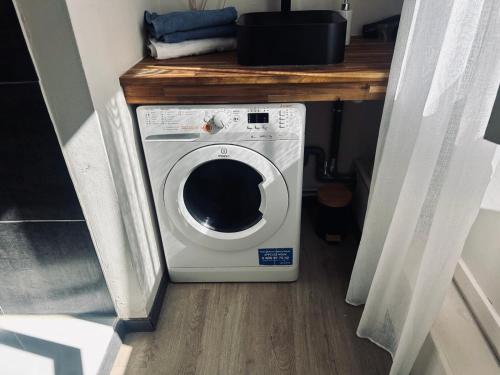 a washer and dryer sitting in a room at Appartement cosy, Avignon centre, Climatisé in Avignon