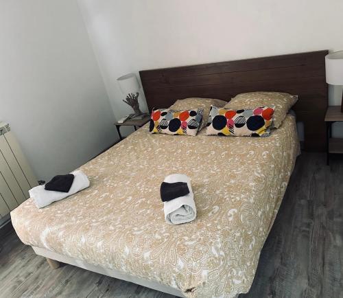 a bed with two towels and pillows on it at Appartement cosy, Avignon centre, Climatisé in Avignon