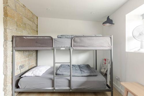 Voodi või voodid majutusasutuse Cottage 4 miles to Hayle beach with EV charger toas