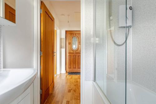 Vannituba majutusasutuses Cottage 4 miles to Hayle beach with EV charger