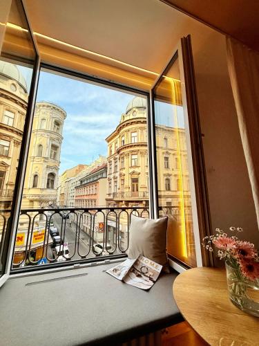 Trendy, Creative&Charming Meet Hip&Central