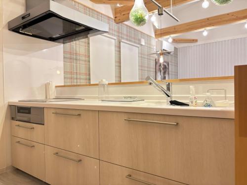 eine Küche mit Spüle und Herd in der Unterkunft Nagasaki - House - Vacation STAY 19938 in Nagasaki