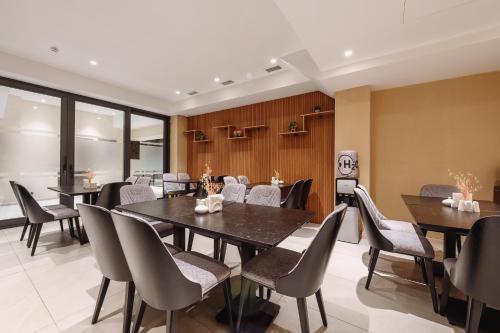 タシュケントにあるMonday Royal apart hotelのテーブルと椅子のあるダイニングルーム