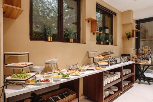 タシュケントにあるMonday Royal apart hotelのビュッフェ式の料理(多くの料理を含む)