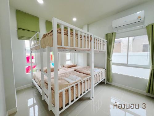 Katil atau katil-katil dalam bilik di B leaf pool villa ชะอำ