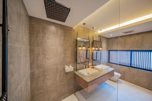 Ένα μπάνιο στο La Prima villa near Savaya