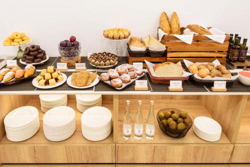 パンティコサにあるGran Hotel – Balneario de Panticosaのさまざまなパンやペストリーが並ぶ棚