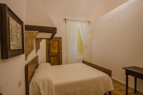 a small bedroom with a bed and a window at Il Casino di Remartello in Loreto Aprutino