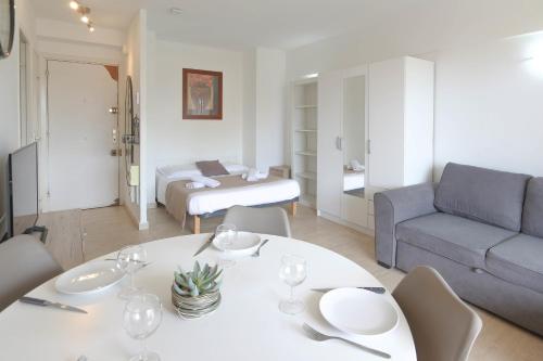 Huge Terrace close to the beach and the palais -Clim- Terrace- BENAKEY
