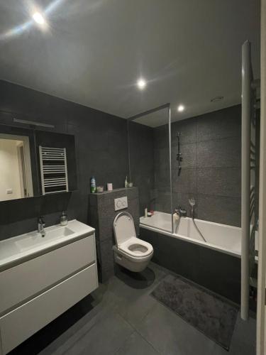 Phòng tắm tại Refined apartment with terraces