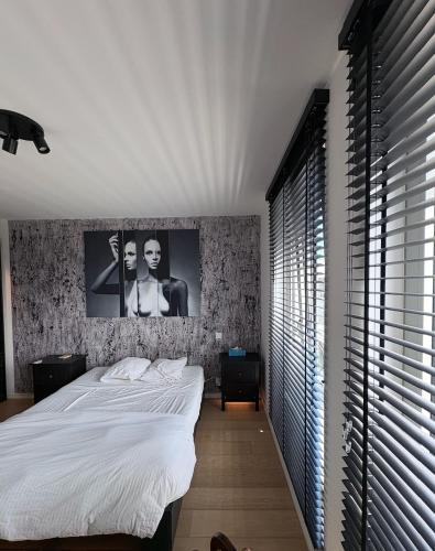 Giường trong phòng chung tại Refined apartment with terraces