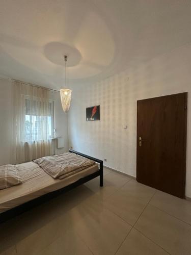 a large bedroom with a bed and a window at Shakina Residences near Frankfurt Airport in Rüsselsheim