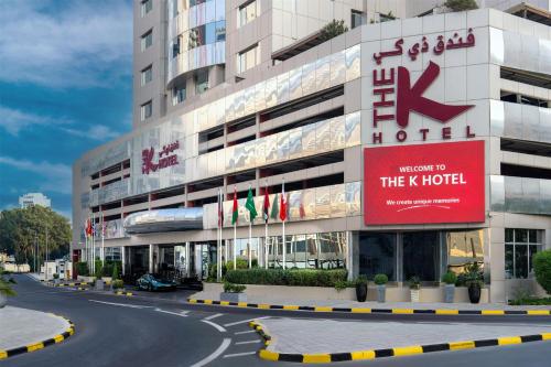 ein Gebäude mit einem Schild für das K-Hotel in der Unterkunft The K Hotel, WorldHotels Distinctive in Manama