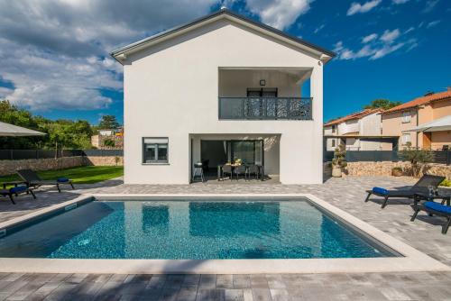 Villa LaLuna with heated pool