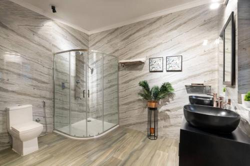 Koupelna v ubytování SaffronStays Hillstation Over Tirthan Valley