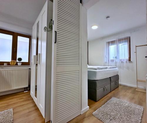 Ένα ή περισσότερα κρεβάτια σε δωμάτιο στο JIRVISTA-Homes, voll ausgestattete Wohnung im EG, kontaktloser Zutritt