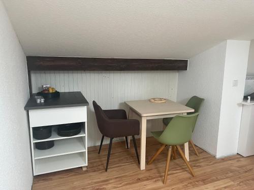 a small table and chairs in a room at WG-Zimmer-Erstbezug nach Sanierung -Vollmöbliert in Taunusstein