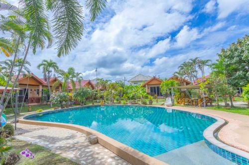 an image of a swimming pool at a resort at The Green Oasis Resort in Ban Rong