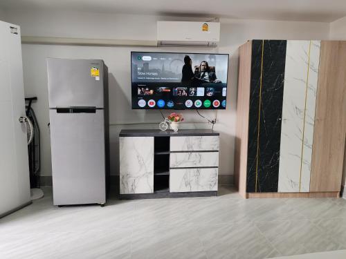 パトンビーチにあるMy Homeのキッチン(冷蔵庫、薄型テレビ付)